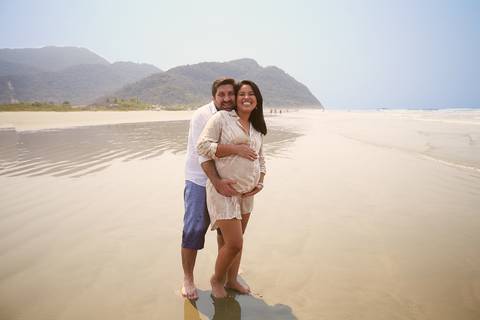 ensaio gestante praia Guaraú Peruibe ensaio família com cachorro na praia'