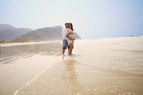 ensaio gestante praia Guaraú Peruibe ensaio família com cachorro na praia'