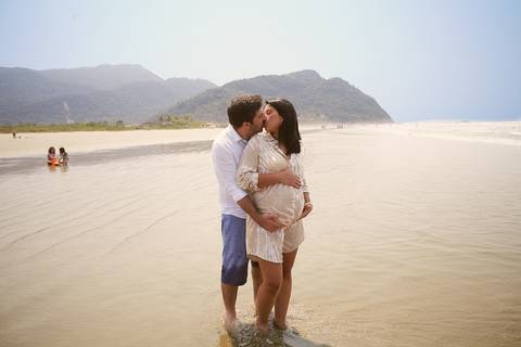ensaio gestante praia Guaraú Peruibe ensaio família com cachorro na praia'