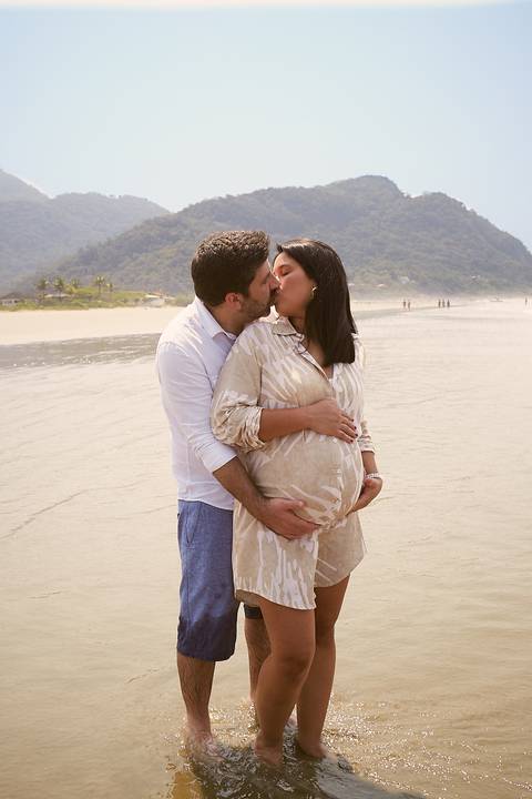 ensaio gestante praia Guaraú Peruibe ensaio família com cachorro na praia'