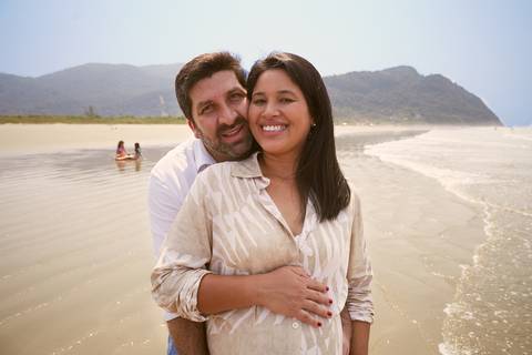 ensaio gestante praia Guaraú Peruibe ensaio família com cachorro na praia'