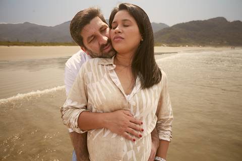 ensaio gestante praia Guaraú Peruibe ensaio família com cachorro na praia'