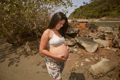 ensaio gestante praia Guaraú Peruibe ensaio família com cachorro na praia'