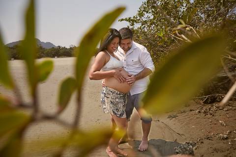 ensaio gestante praia Guaraú Peruibe ensaio família com cachorro na praia'