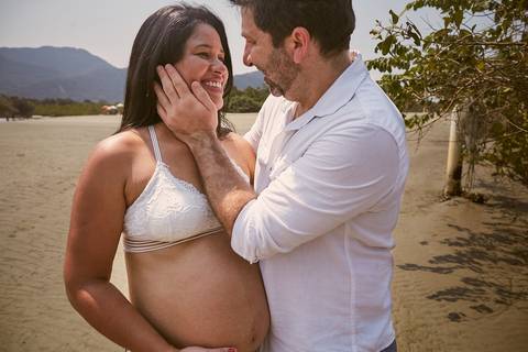 ensaio gestante praia Guaraú Peruibe ensaio família com cachorro na praia'