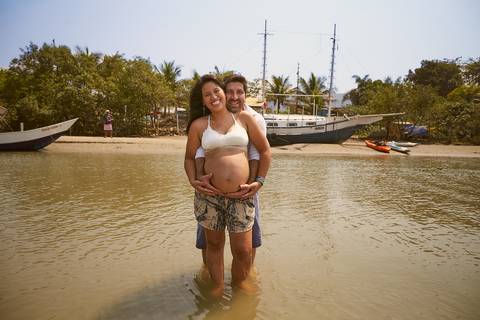 ensaio gestante praia Guaraú Peruibe ensaio família com cachorro na praia'