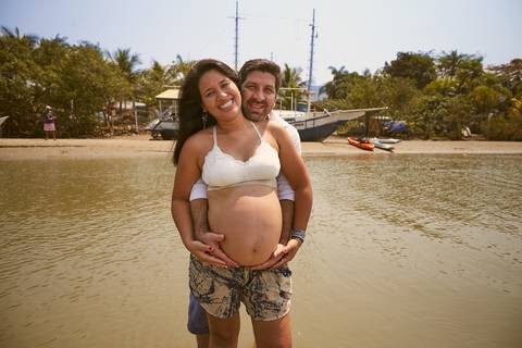 ensaio gestante praia Guaraú Peruibe ensaio família com cachorro na praia'