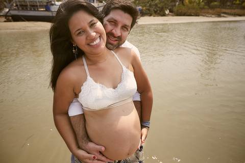 ensaio gestante praia Guaraú Peruibe ensaio família com cachorro na praia'