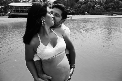 ensaio gestante praia Guaraú Peruibe ensaio família com cachorro na praia'