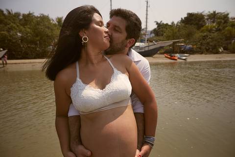 ensaio gestante praia Guaraú Peruibe ensaio família com cachorro na praia'