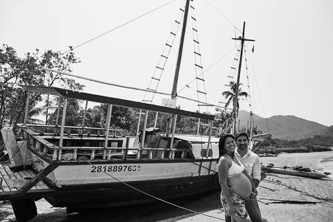 ensaio gestante praia Guaraú Peruibe ensaio família com cachorro na praia'