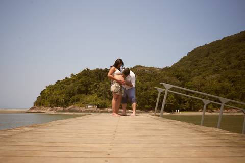 ensaio gestante praia Guaraú Peruibe ensaio família com cachorro na praia'