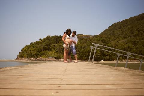 ensaio gestante praia Guaraú Peruibe ensaio família com cachorro na praia'
