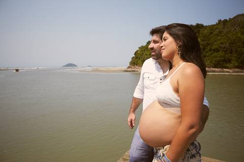 ensaio gestante praia Guaraú Peruibe ensaio família com cachorro na praia'