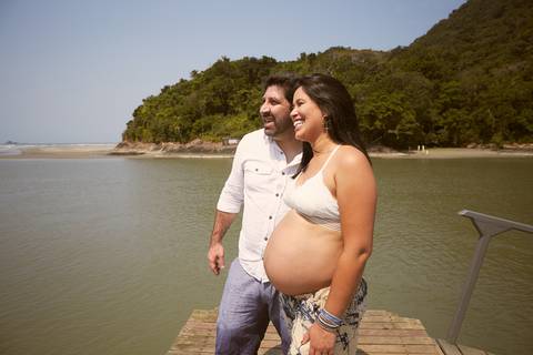 ensaio gestante praia Guaraú Peruibe ensaio família com cachorro na praia'
