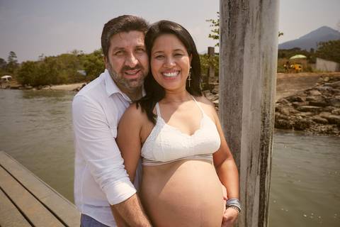 ensaio gestante praia Guaraú Peruibe ensaio família com cachorro na praia'