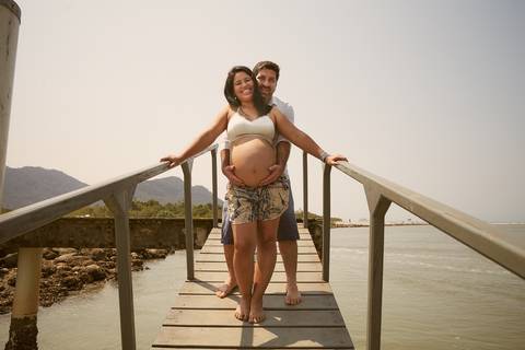 ensaio gestante praia Guaraú Peruibe ensaio família com cachorro na praia'