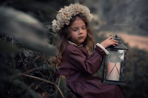 Ensaio artístico infantil - ensaio menina com flores -   edição fine art- Rodrigo Rocha fotografia - Ensaios encantados - fine art - curso fotografia - fotografia para iniciantes - book fotográfico infantil'