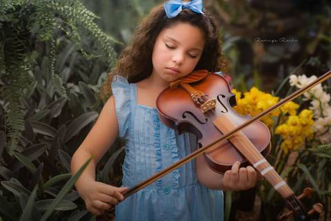 Ensaio infantil tema música- ensaio infantil com flores- ensaios infantis menina ideias- ensaios infantis diferentes- ensaio com violino- fotógrafo na cidade de Conchas-SP- edição fine ar t2021'