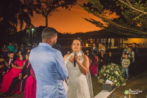 Alexandre e Mariana
Cantando para Deus, emocionado o noivo, com a pintura de Deus.
Alto Rio Doce - MG'