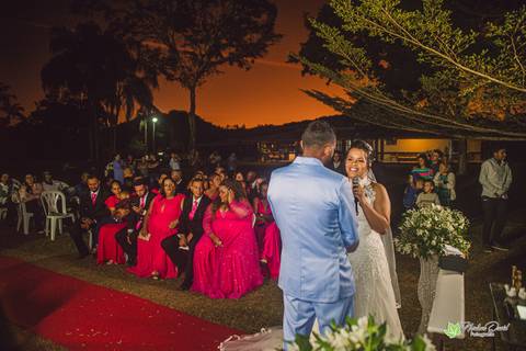 Alexandre e Mariana
Cantando para Deus, emocionado o noivo, com a pintura de Deus.
Alto Rio Doce - MG'