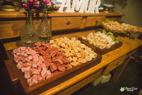 Alexandre e Mariana
Mesa do Bolo, com doces Caseiros
Alto Rio Doce - MG'