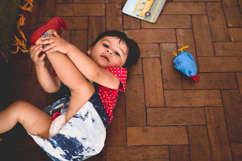 acompanhamento-ensaioemcasa-luznatural-lifestyle-familia-priscilianas-prisciladagnesi-fotografiadefamilia-sp-acompanhamentoinfantil-ensaiodefamilia-saopaulo-vilaromana-vilaleopoldina-vilapompeia-lapa-maedemenina-maedemenino-maedeprimeiraviagem-brincadeira'