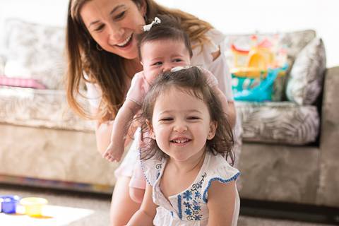 acompanhamento-ensaioemcasa-luznatural-lifestyle-familia-priscilianas-prisciladagnesi-fotografiadefamilia-sp-acompanhamentoinfantil-ensaiodefamilia-saopaulo-vilaromana-vilaleopoldina-vilapompeia-lapa-maedemenina-maedemenino-maedeprimeiraviagem-brincadeira'
