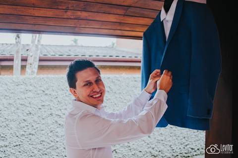 Noivo se arrumando para casar -making of noivo'