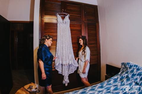 Noiva se arrumando para casar -making of noiva - noiva e mãe'