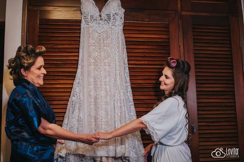 Noiva se arrumando para casar -making of noiva - noiva e mãe'