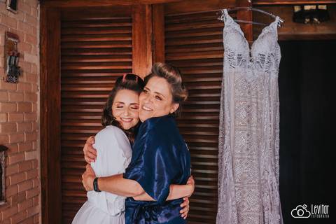 Noiva se arrumando para casar -making of noiva - noiva e mãe'