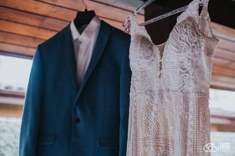 vestido de noiva e terno do noivo'
