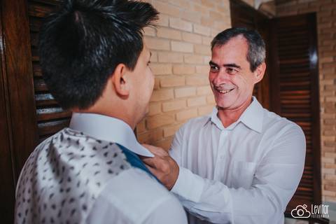 Noivo se arrumando para casar -making of noivo - noivo e pai'