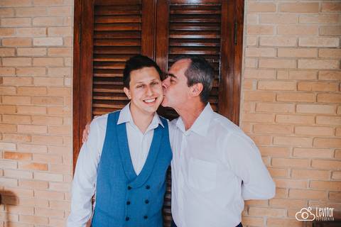 Noivo se arrumando para casar -making of noivo - noivo e pai'