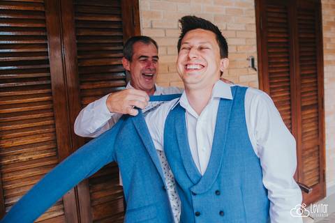 Noivo se arrumando para casar -making of noivo - noivo e pai'