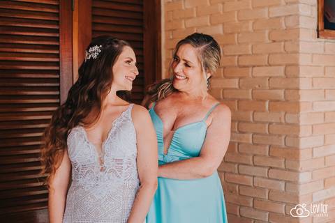 Noiva se arrumando para casar -making of noiva - noiva e mãe'