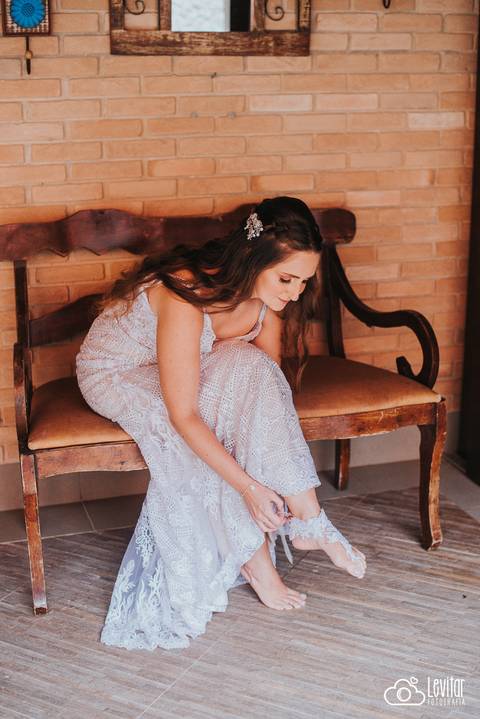 acessório de pé que a noiva usou para casar na praia'