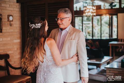 Noiva se arrumando para casar -making of noiva - noiva e pai'