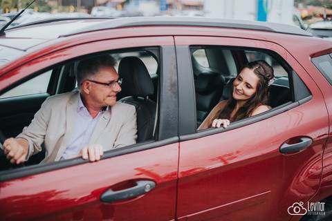 Noiva se arrumando para casar -making of noiva - noiva e pai'