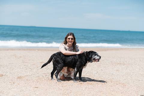 Sessão de casal na praia 
com animais '