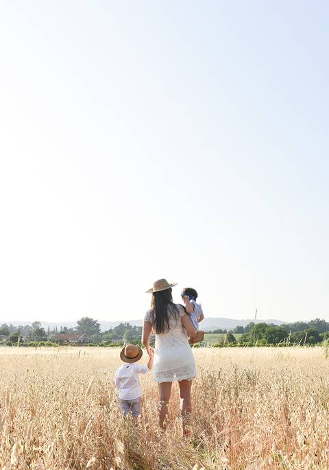 mãe com filhos colo campo de trigo'