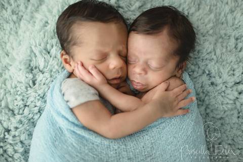 É muito amor por esse irmão! Ensaio Newborn de Gêmeos em SP'
