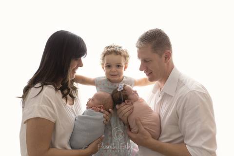 foto de família newborn de gêmeos, gêmeos e família
'