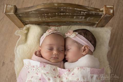 Laura e Helena - Ensaio Newborn de Gêmeos'