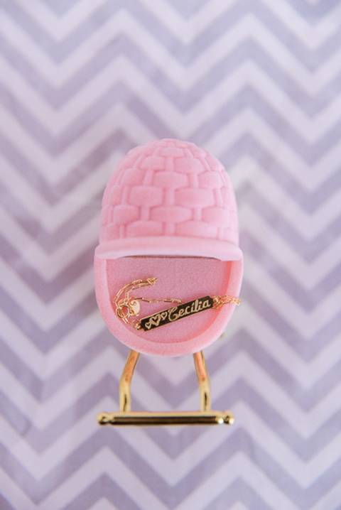 Decoração quarto bebê menina azul e rosa - pulseirinha com nome e porta pulseira de carrinho de bebe '