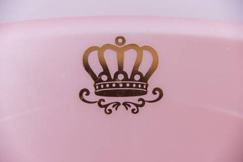 Decoração quarto bebê menina azul e rosa - banheira com desenho de coroa'