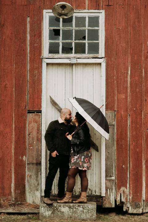 Ensaio de Casal com guarda chuvas em uma porta de uma casa em paranapiacaba são paulo'