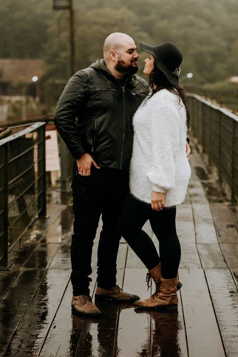 Ensaio de Casal se olhando na ponte em paranapiacaba são paulo'