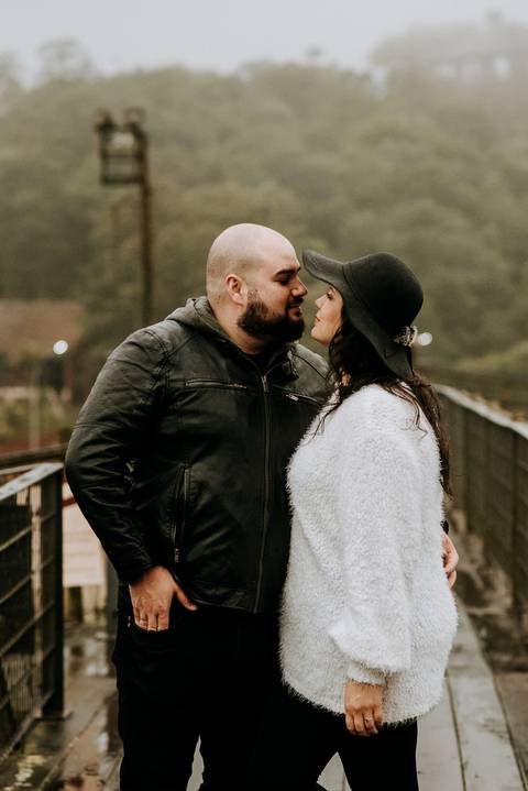 Ensaio de Casal se olhando na ponte em paranapiacaba são paulo'